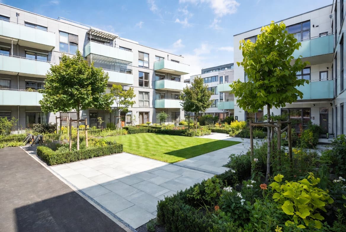 Brolagt havegang med præcise fuger og niveauskift