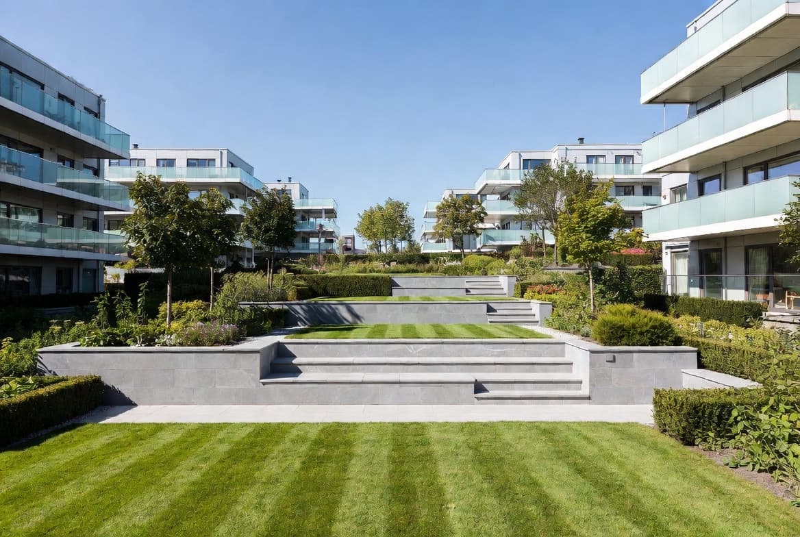 Støttemur og trappeløsning i kuperet have